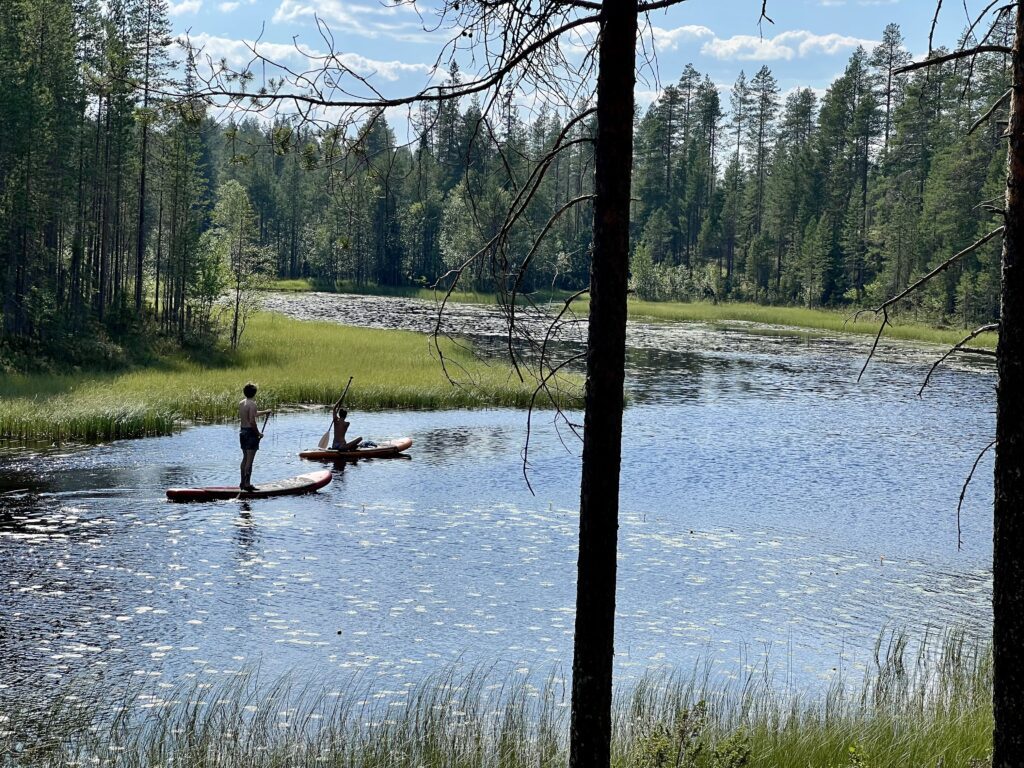 Lac en Finlande - SUP - Tourisme en Finlande l’été - Naali Lodge